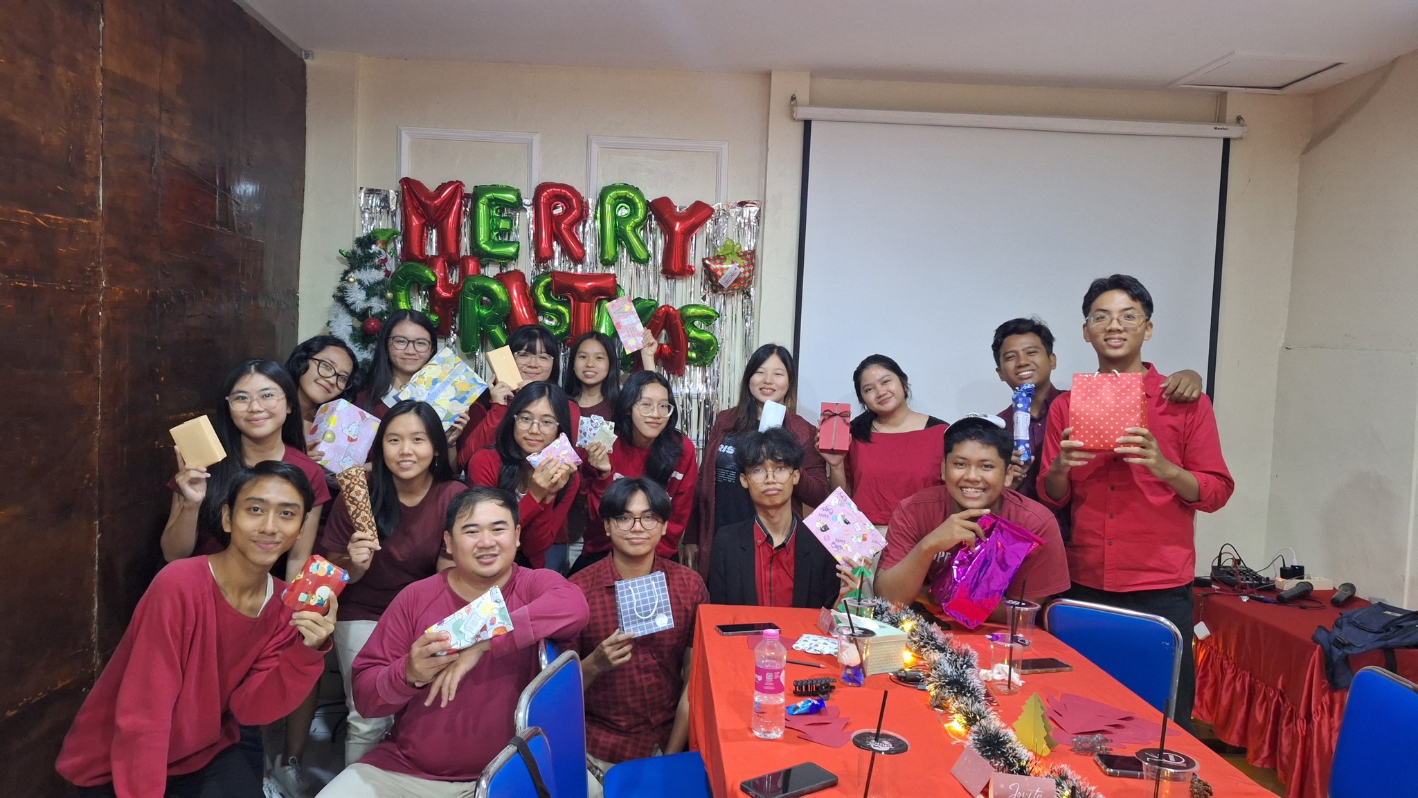 Perayaan Natal bersama komunitas Youth Rising Generation