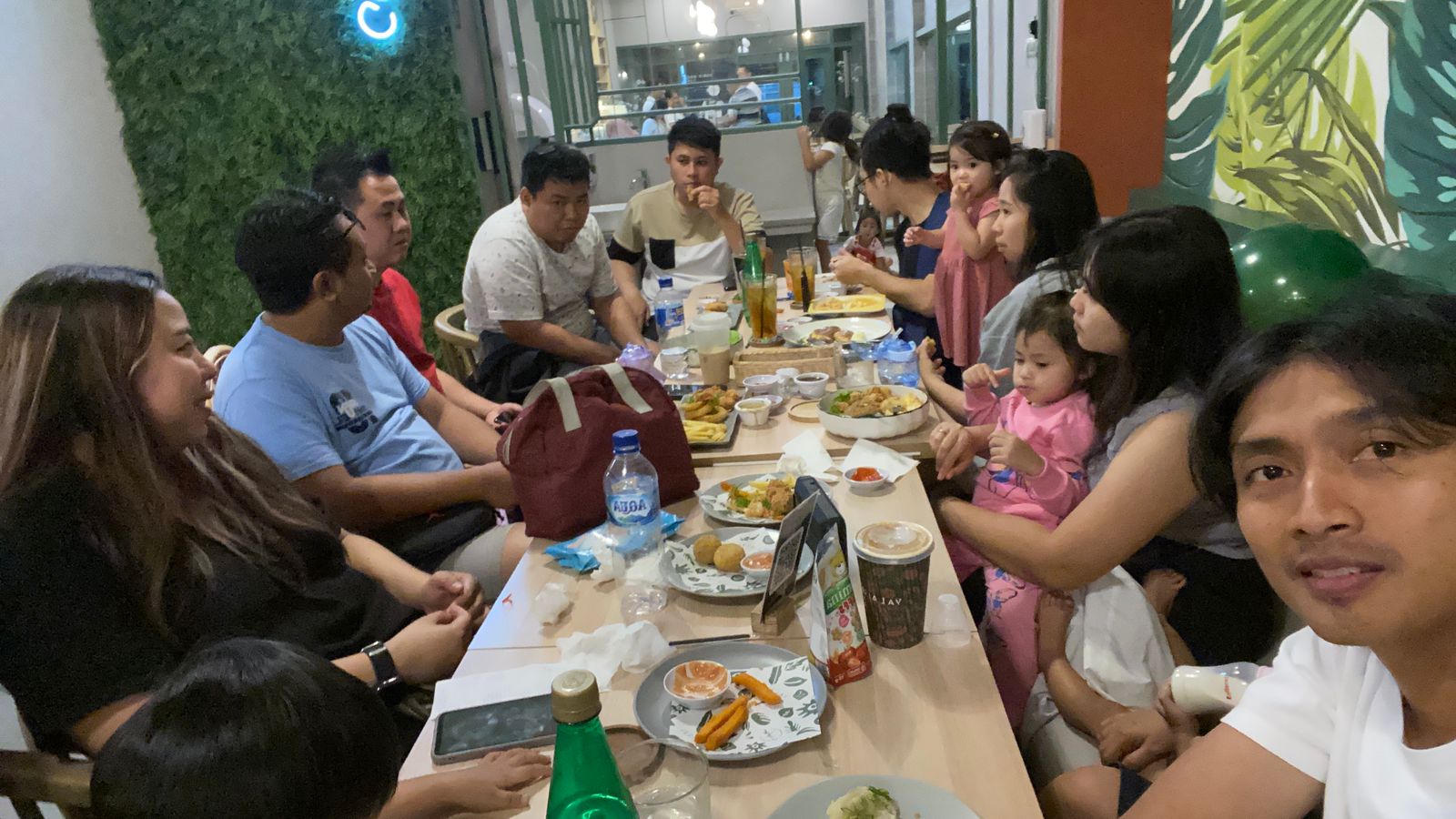 Kebersamaan Persekutuan Oikos Jeja di meja makan