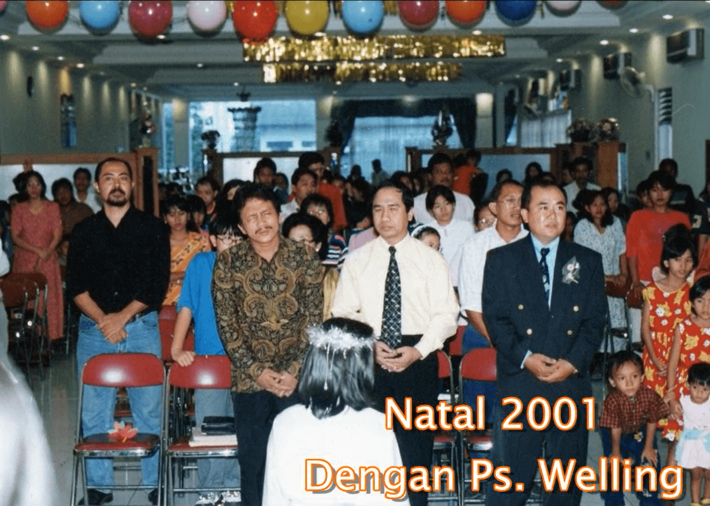 Foto jemaat saat perayaan Natal 2001
