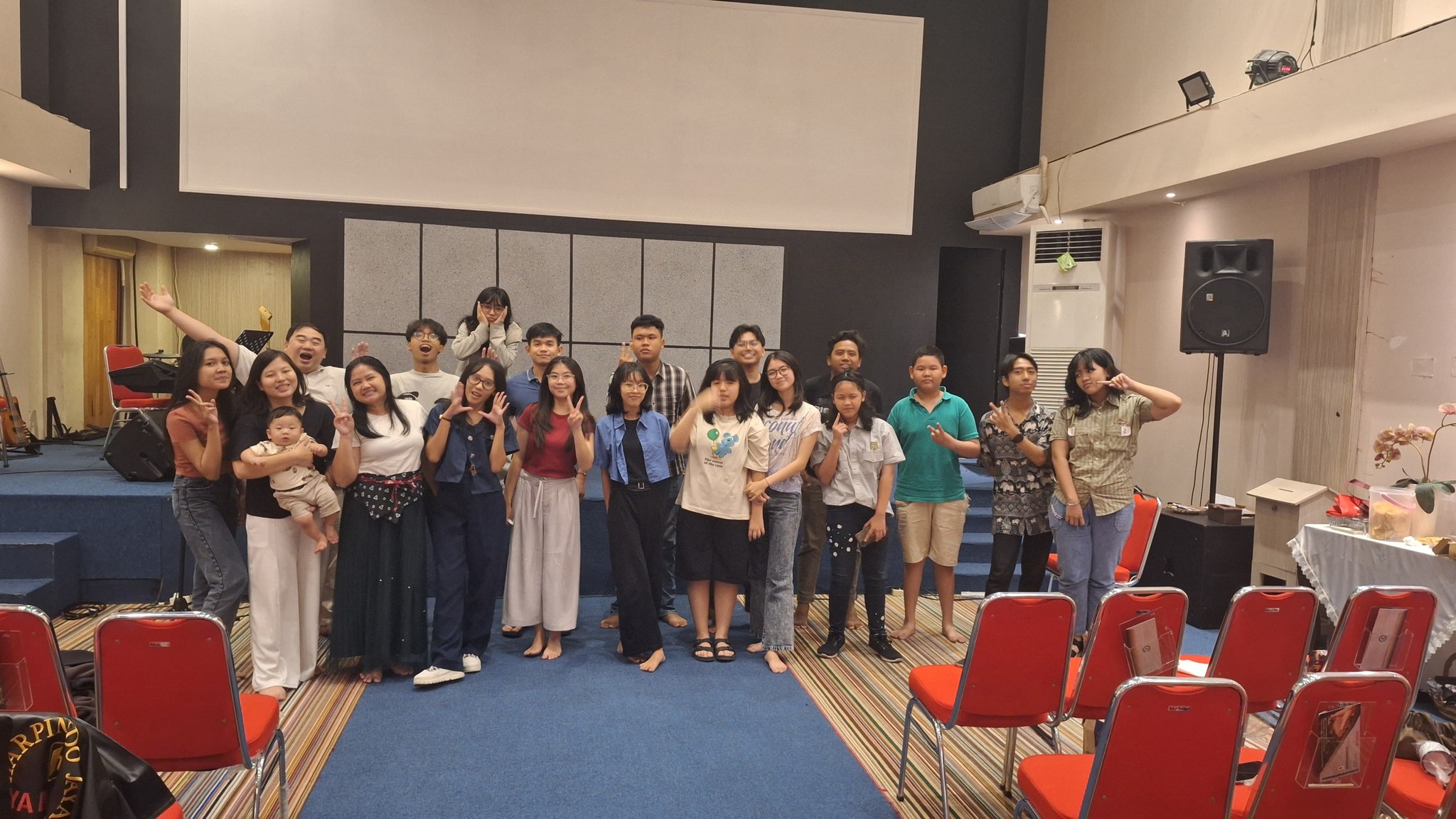 Foto bersama peserta Youth Rising Generation di ruang ibadah