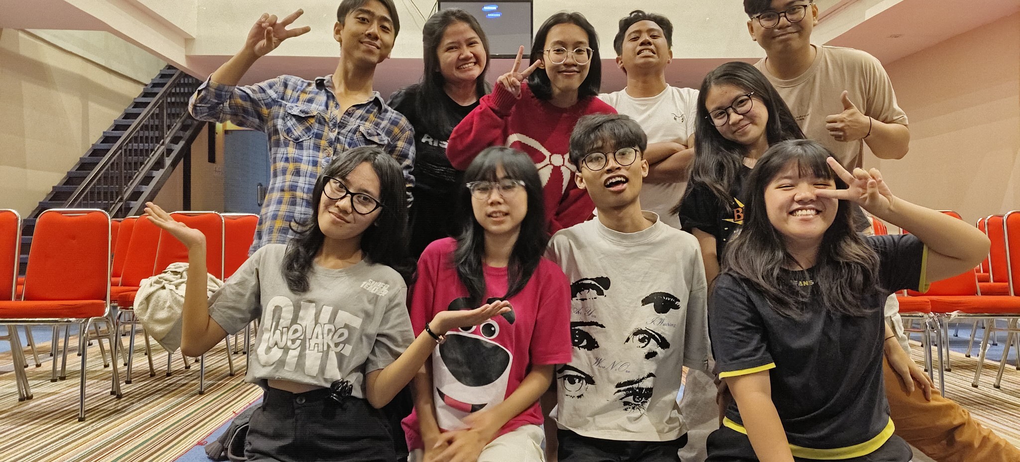 Kebersamaan peserta Youth Rising Generation dengan kostum dan topi