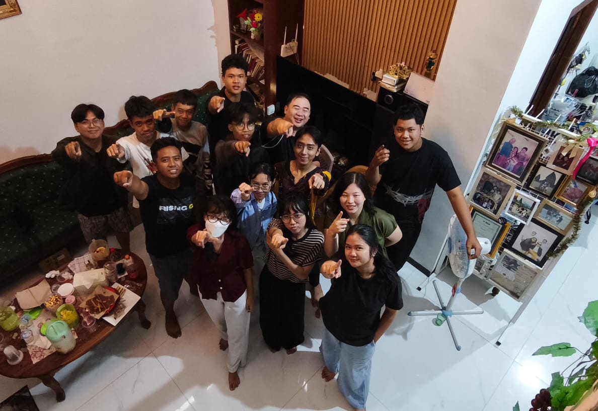 Foto bersama komunitas Youth Rising Generation di dalam gereja