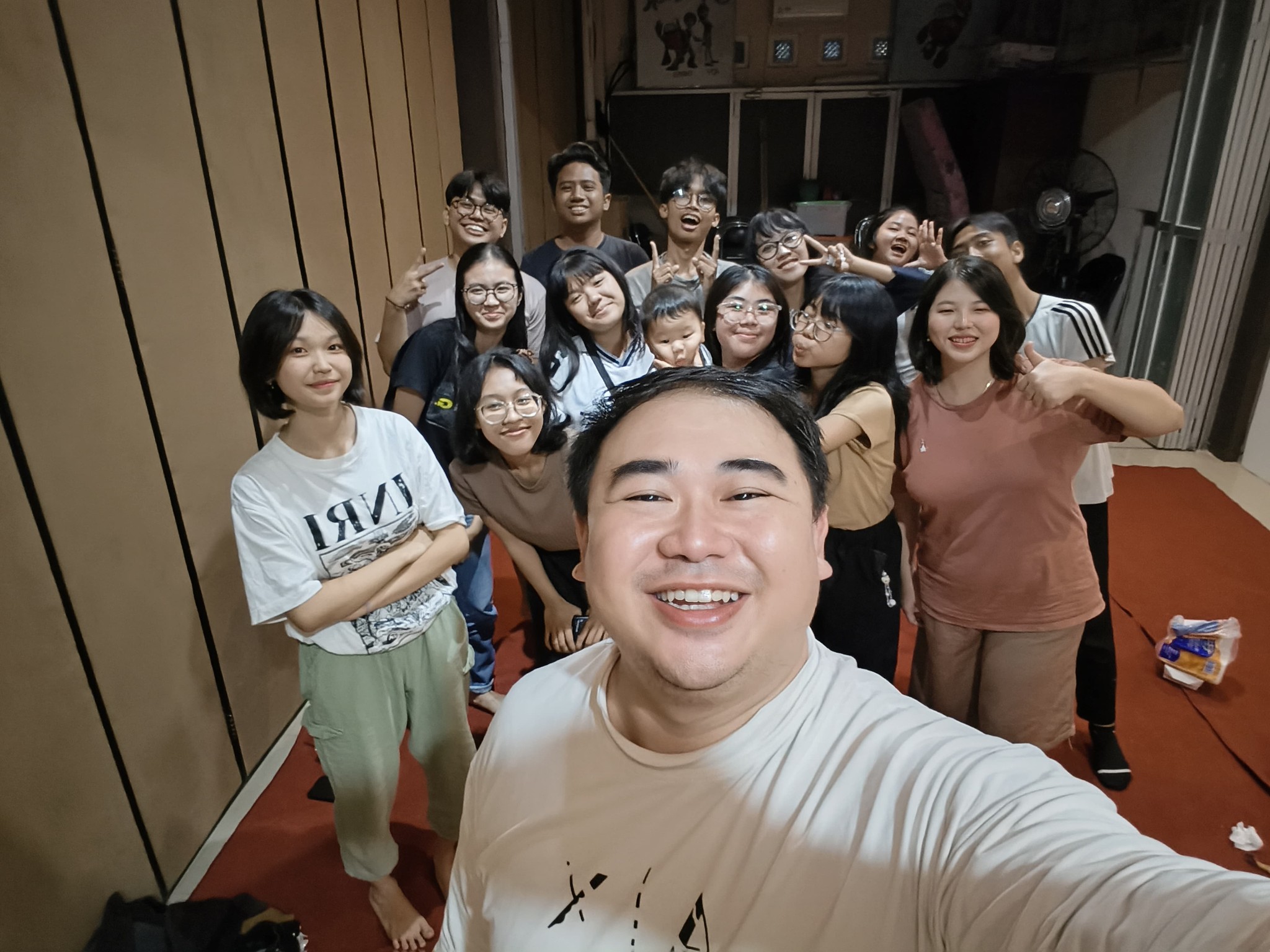 Foto bersama anak muda Youth Rising Generation di ruang pertemuan