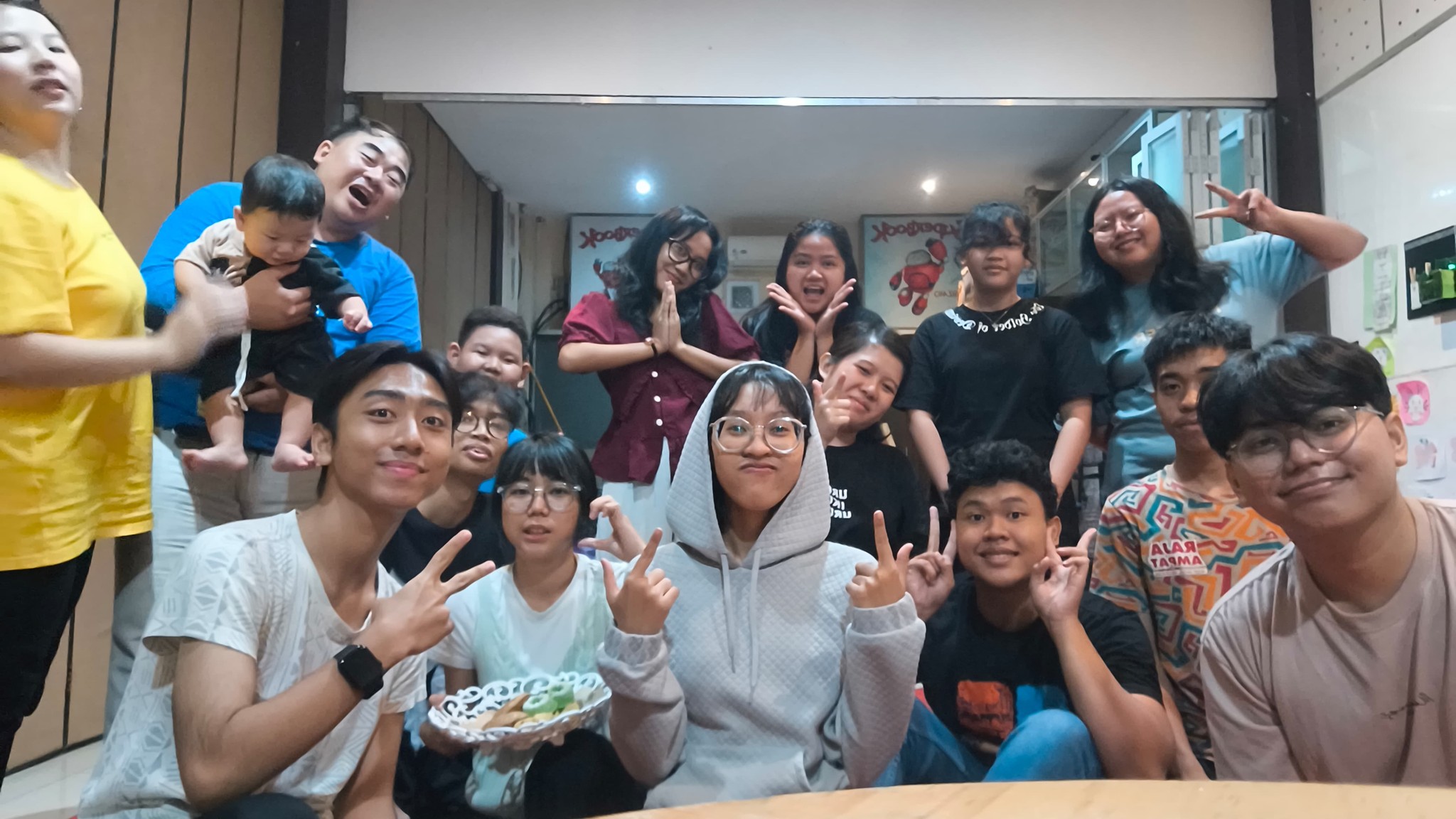 Kebersamaan anak muda Youth Rising Generation di ruang pertemuan